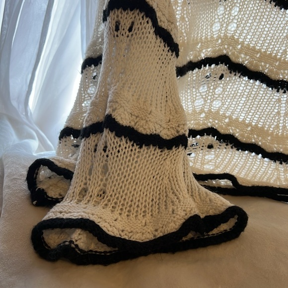 Lane Bryant Crochet Sweater Sz 22/24 scalloped hem & Sleeves White w/ Black Trim - Picture 4 of 7